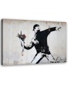 Obraz czarno biały - Banksy Chuligan rzucający bukietem kwiatów | FEEBY