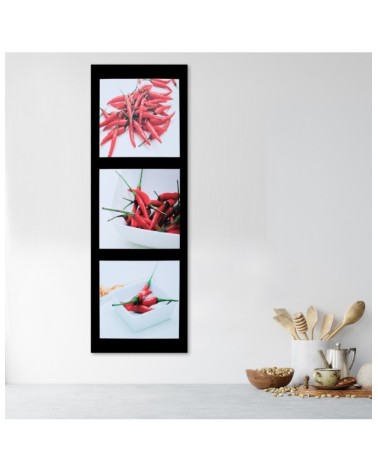 Leinwandbild - Rote Chilischoten auf schwarzem Hintergrund | Feeby