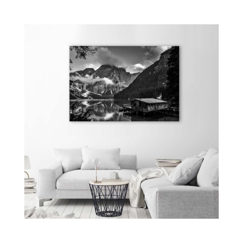 Leinwandbild - Hütte an einem Bergsee - schwarz und weiß | Feeby