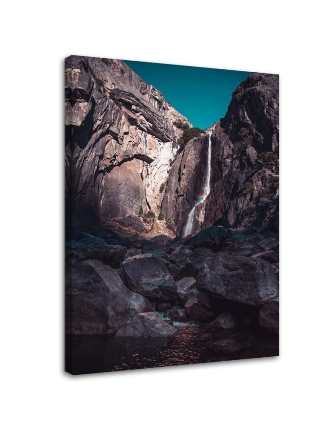 Leinwandbild modern - Wasserfall zwischen hohen Felsen | Feeby