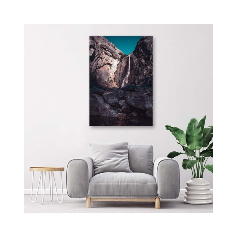 Leinwandbild modern - Wasserfall zwischen hohen Felsen | Feeby