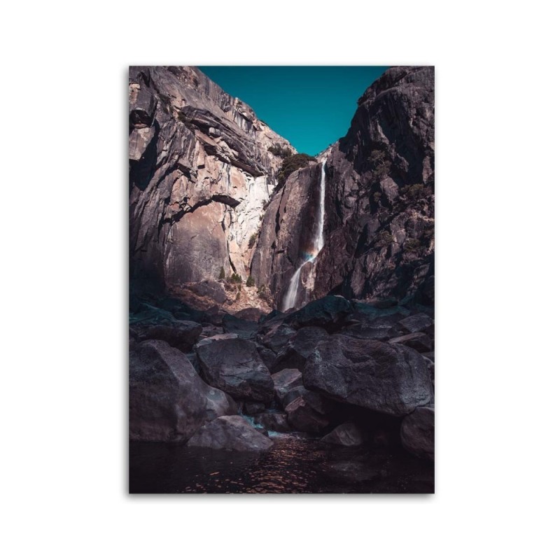 Leinwandbild modern - Wasserfall zwischen hohen Felsen | Feeby