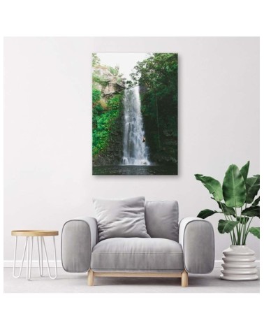 Leinwandbild - Mann springt von einem Wasserfall | Feeby