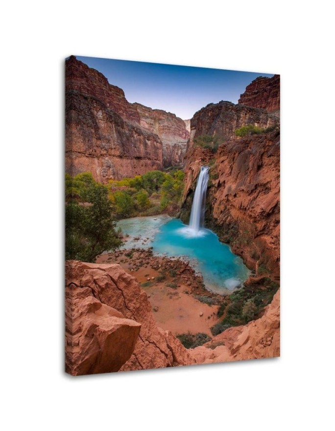 Modernes Wandbild - Blauer Wasserfall zwischen den Felsen | Feeby