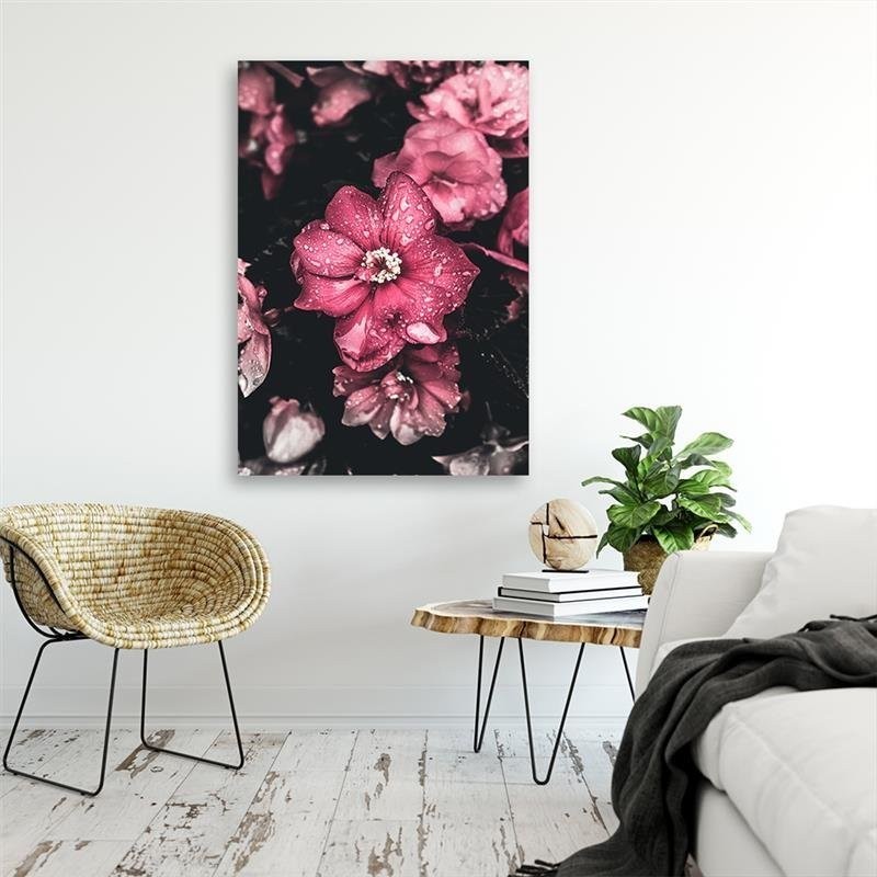 Leinwandbild - Rosa Blumen auf dunklem Hintergrund | Feeby