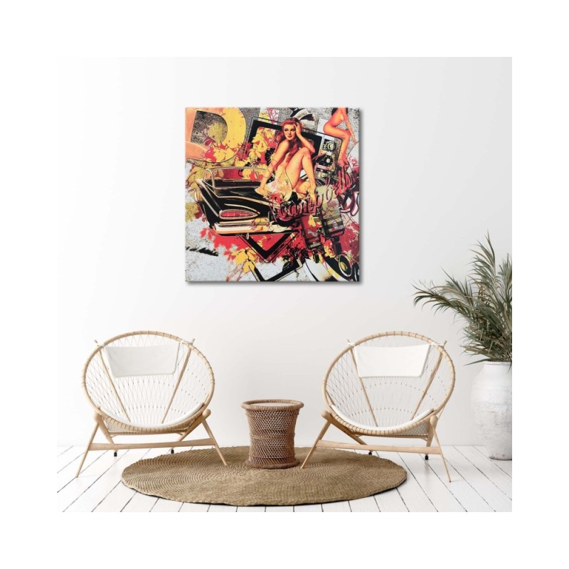 Modernes Wandbild - Frau auf der Motorhaube eines Autos | Feeby