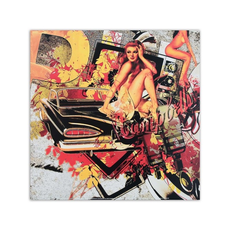 Modernes Wandbild - Frau auf der Motorhaube eines Autos | Feeby