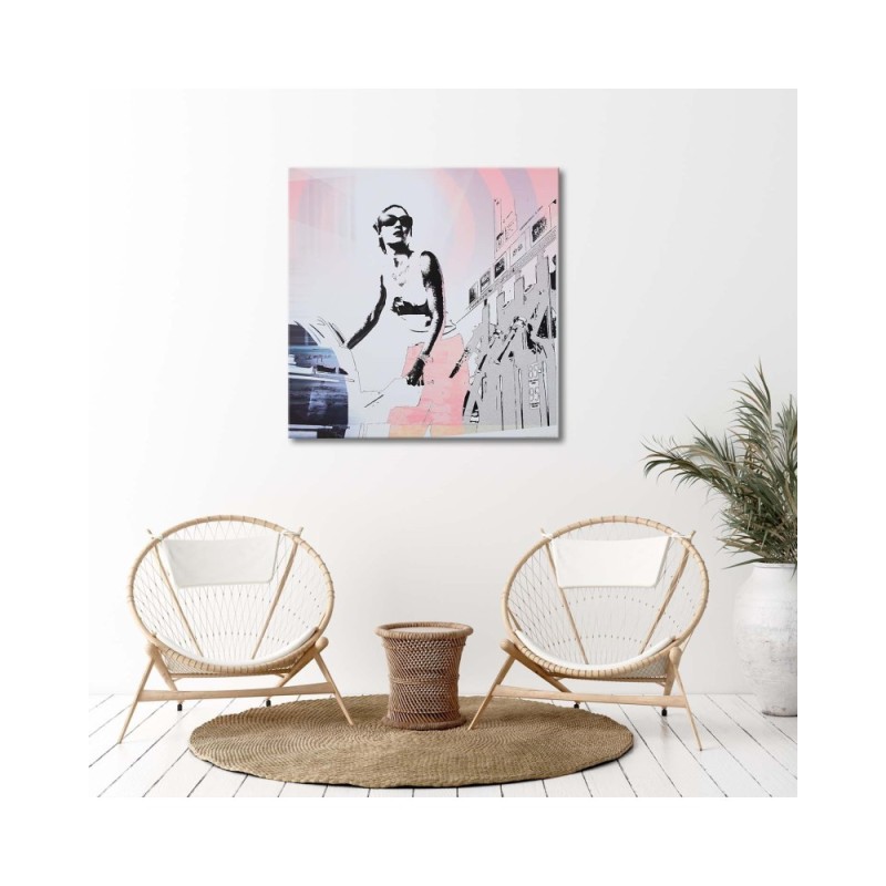 Leinwandbild modern - Frau an einer Tankstelle | Feeby