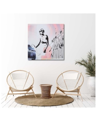 Leinwandbild modern - Frau an einer Tankstelle | Feeby