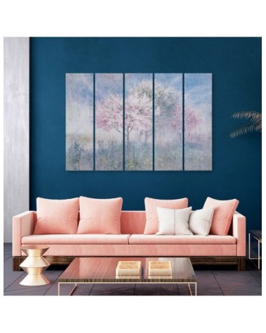 Bild - Ein blühender Baum in der alten Wiese verblasst | Feeby