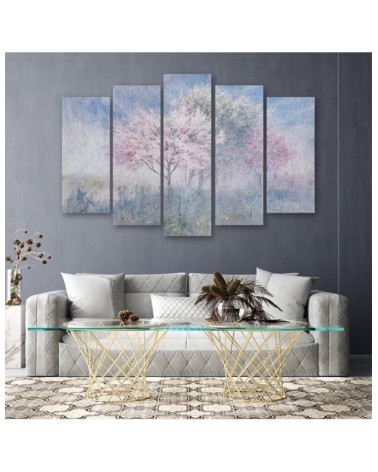 Bild - Ein blühender Baum in der alten Wiese verblasst | Feeby