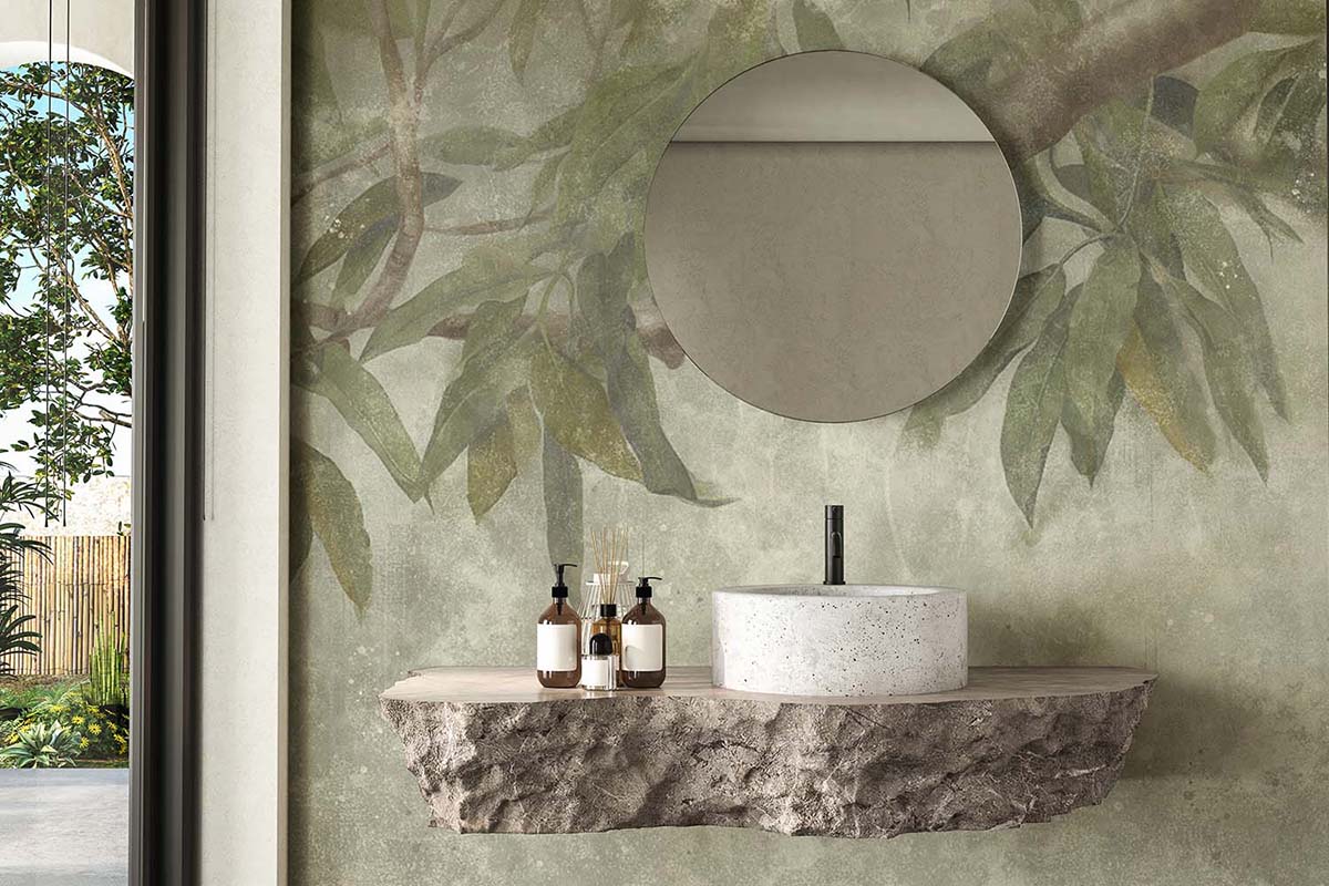 Tapeta z motywem dużych liści w odcieniach zieleni, na ścianie w nowoczesnej łazience z minimalistycznym wystrojem.