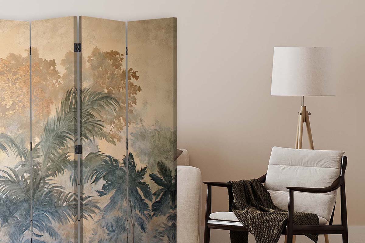 Dekoracyjny parawan z motywem tropikalnych liści i drzew w odcieniach beżu, zieleni i złota, ustawiony w nowoczesnym, jasnym wnętrzu.