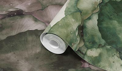 Zwinięta tapeta z motywem akwarelowych liści w odcieniach zieleni i fioletu, widoczna na tle tego samego wzoru.